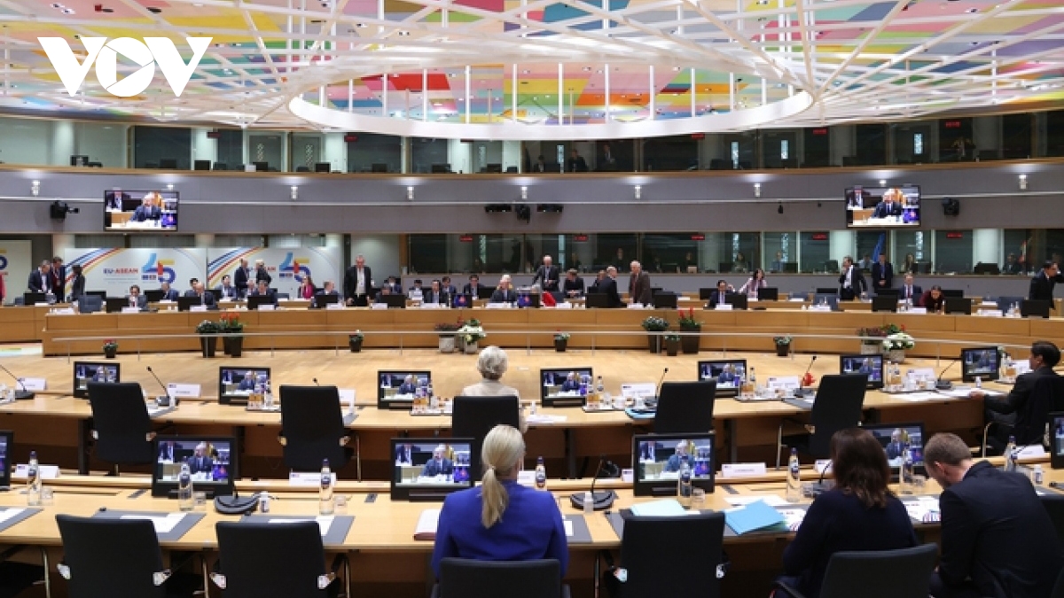 PM Chinh calls for ASEAN and EU’s greater peace promotion efforts